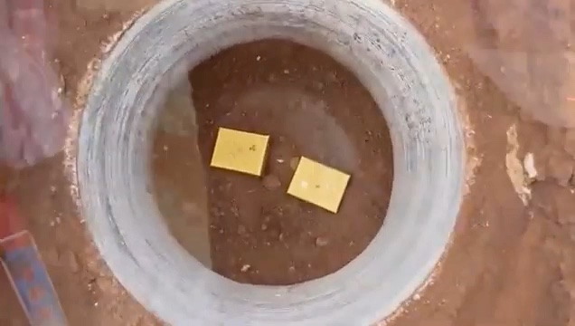 两个仪式宝盒完成安置后的现场俯拍画面
